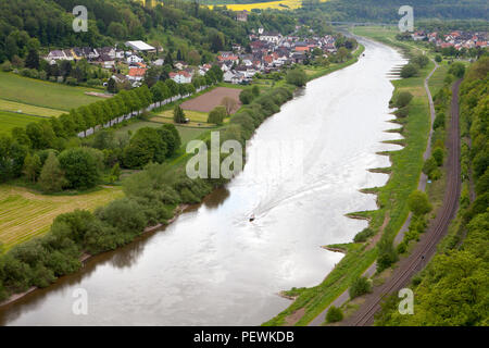 Vista da lo Skywalk sul fiume Weser, Beverungen, Weser Uplands, Renania settentrionale-Vestfalia, Germania, Europa Foto Stock