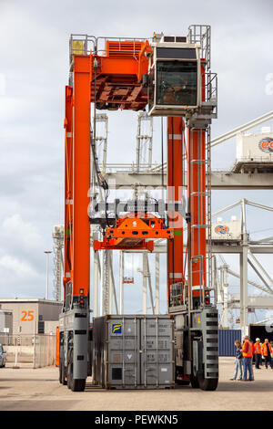 ROTTERDAM - Settembre 6, 2015: "straddle carrier utilizzati per la movimentazione di contenitori in un terminale per container nel porto di Rotterdam Foto Stock