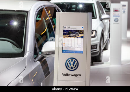 Bruxelles - Jan 12, 2016: colonna informazioni circa la nuova Volkswagen Golf car con esposti all'Bruxelles Motor Show. Foto Stock