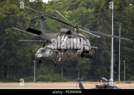 EINDHOVEN, Paesi Bassi - giu 22, 2018: Esercito degli Stati Uniti Sikorsky UH-60 Blackhawk elicotteri di trasporto in decollo. Foto Stock