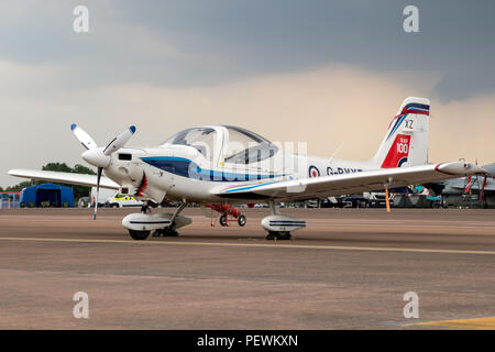 FAIRFORD, Regno Unito - Lug 13, 2018: Grob G115E piano di formazione della Royal Air Force sull'asfalto di RAF Fairford airbase. Foto Stock