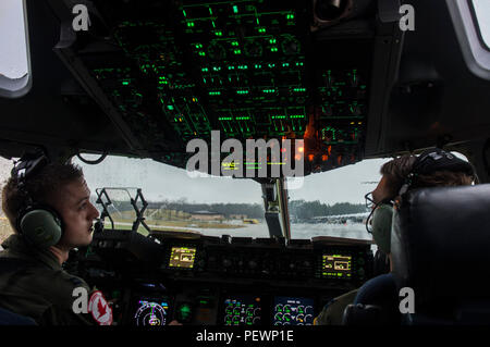 Stati Uniti Air Force Capt. Christopher Gilbert, pilota e il cap. Roderick Mills, pilota, 517th Airlift Squadron, 3° Airlift Wing, Base comune Elmendorf-Richardson, eseguire controlli preflight su un C-17 Globemaster III prima del decollo a sostegno del grande pacchetto Settimana le operazioni presso il Papa Army Airfield, N.C., Febbraio 4, 2015. Grande pacchetto Settimana è una derivazione fino a operative comuni di esercizio di accesso 16-5 che prepara l'esercito dell'aria e unità di forza a livello mondiale per una crisi e le operazioni di emergenza. Come parte della risposta globale forza, la 82a combattere la Brigata Aerea fornisce un sensibile, agile ed operativamente signifi Foto Stock