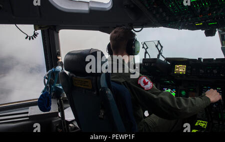 Stati Uniti Air Force Capt. Christopher Gilbert, pilota, 517th Airlift Squadron, 3° Airlift Wing, Base comune Elmendorf-Richardson, Alaska, esegue le manovre di volo in un C-17 Globemaster III dopo il decollo a sostegno del grande pacchetto Settimana le operazioni presso il Papa Army Airfield, N.C., Febbraio 4, 2015. Grande pacchetto Settimana è una derivazione fino a operative comuni di esercizio di accesso 16-5 che prepara l'esercito dell'aria e unità di forza a livello mondiale per una crisi e le operazioni di emergenza. Come parte della risposta globale forza, la 82a combattere la Brigata Aerea fornisce un sensibile, agile ed operativamente risposta significativa forza che è Foto Stock