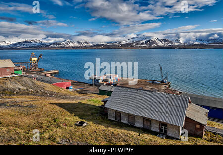 Edifici di russo città mineraria Barentsburg nella parte anteriore del paesaggio, Svalbard o Spitsbergen, Europa Foto Stock