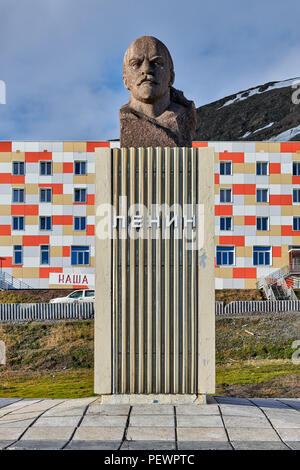 Lenin memorial nella parte anteriore del calcestruzzo blocchi di appartamenti di russo città mineraria Barentsburg, Svalbard o Spitsbergen, Europa Foto Stock