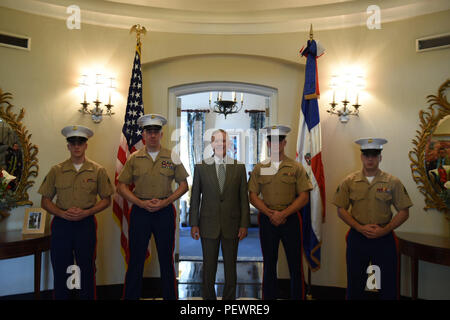 160208-N-AC887-004 Santo Domingo, Repubblica Dominicana (feb. 8, 2016) segretario della Marina (SECNAV) Ray Mabus posano per una foto di gruppo con Marines assegnato al Marine distacco di sicurezza (MSG) nella Repubblica Dominicana. Mabus è nella regione di incontrare con gli Stati Uniti I marinai, Marines e difesa civile funzionari per discutere le partnership in corso e ha proseguito la cooperazione tra i due paesi. (U.S. Foto della marina da capo la comunicazione di massa specialista rasoi Sam/rilasciato) Foto Stock