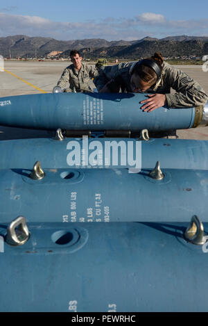 Stati Uniti Air Force Staff Sgt. La fede Olson e Staff Sgt. John Denny, carico di armi equipaggio capi assegnato all'Expeditionary 480th Fighter Squadron, Spangdahlem Air Base, Germania, prep una bomba unità caduta-50 per il trasporto durante una formazione di volo deployment a Souda Bay, Grecia, 29 gennaio, 2016. Circa 300 personale e 18 F-16s dal 52nd Fighter Wing sono il supporto FTD come parte degli Stati Uniti Forze Aeree in forze Europe-Air in Africa la 'Avanti Ora pronto' atteggiamento. (U.S. Air Force photo by Staff Sgt. Christopher Ruano/rilasciato) Foto Stock