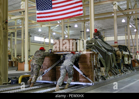 I paracadutisti della xi Quartermaster Company, ottantaduesima Airborne Division supporto brigata, rig Humvees e obici per paracadute pesante calo a sostegno di un'emergenza deployment readiness esercitare sulla Fort Bragg, N.C., Febbraio 8, 2015. Fresco di un 14-mese Global Response Force rotazione, la divisione di seconda Brigata Combat Team guidato il supporto outload, facilitando un no-Avviso distribuzione di più di 600 1BCT paracadutisti allertato per un giunto di ingresso forzato il funzionamento di cogliere un aeroporto la mattina a Fort Hood, Texas. (Ottantaduesima Airborne Division foto di Staff Sgt. Jason scafo) Foto Stock