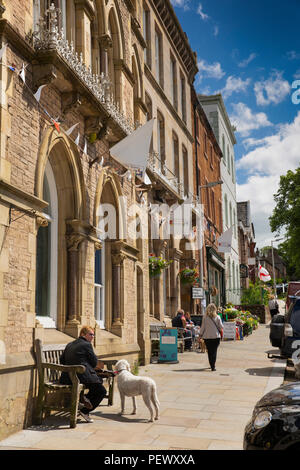 Regno Unito, Cumbria, Eden Valley, Appleby, Boroughgate, visitatori seduti fuori nel sole Foto Stock