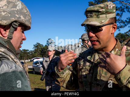 Stati Uniti La riserva di esercito Sgt. 1. Classe Jason Lee, un trasporto sottufficiale con il duecentesimo della Polizia Militare il comando da Fort Collins, Colo., parla allo staff Sgt. Armando Villalobos, un veicolo su ruote meccanico con la 387 MP Battaglione da Laveen, Ariz., Feb. 10 prima di un ruck marzo di quest'anno al duecentesimo MP comando guerriero migliore concorrenza a Camp Blanding, Fla. vincente il sottufficiale e junior ha arruolato i concorrenti dovranno passare per gli Stati Uniti La riserva di esercito Comando guerriero migliore concorrenza in maggio. (U.S. Esercito foto di Sgt. 1. Classe Giacobbe Boyer/rilasciato) Foto Stock