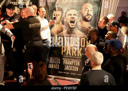 John Fury (sinistra) e Deontay Wilder (a destra) durante la pesa al Europa Hotel, Belfast. Foto Stock