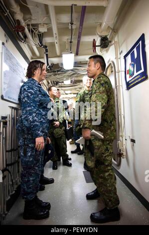 SASEBO, Giappone (feb. 11, 2016) Lt. Audrey Livesey conduce un tour delle strutture mediche a bordo il trasporto anfibio dock nave USS Green Bay (LPD 20). Tra il gruppo di tour sono stati i chirurghi militari dalla U.S. Pacifico Comando, Giapponese di autodifesa marittima forza e massa giapponese forza di autodifesa. Green Bay è attaccato al Bonhomme Richard anfibio gruppo pronto (ARG) e attualmente è in un selettivo disponibilità limitata (SRA). (U.S. Foto di Marina di Massa lo specialista di comunicazione 2a classe Chris Williamson/rilasciato) Foto Stock