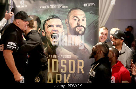 John Fury (sinistra) e Deontay Wilder (a destra) durante la pesa al Europa Hotel, Belfast. Foto Stock