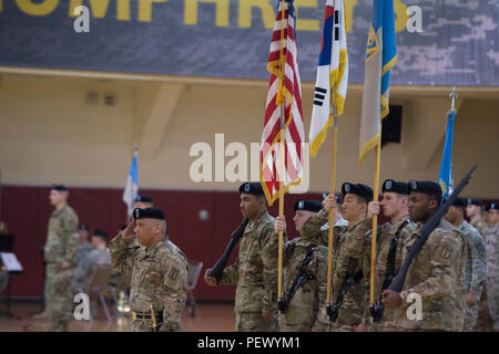 Sgt. Il Mag. Michael Mabanag, la brigata S3 operazioni sergente maggiore, presenta i colori durante la brigata del cambiamento della responsabilità di cerimonia, su Camp Humphreys, Corea del Sud, 11 febbraio. Foto Stock