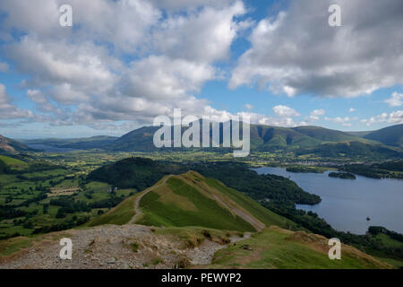 Vista su Cat campane a Derwent Water,da Maiden Moor, Keswick, Lake District, Cumbria, England, Regno Unito Foto Stock