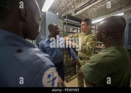 160211-N-WV703-063 DEL GOLFO DI GUINEA (feb. 11, 2016) - Applicazione marittima specialista di terza classe Ryan Patterson, U.S. La guardia costiera della tattica di applicazione della legge il distacco degli stati, conduce la lotta contro tourniquet applicazione training con il combinato del Ghana team di imbarco a bordo USNS Spearhead (T-EPF 1) 11 febbraio, 2016. I militari di comando Sealift expeditionary trasporto veloce nave USNS Spearhead è su una distribuzione programmata negli Stati Uniti Sesta flotta area di operazioni a sostegno della collaborazione internazionali di costruzione di capacità del programma di Partenariato Africa stazione. (U.S. Navy foto di comunicazione di massa spe Foto Stock