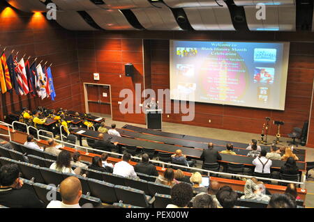 Lo zio' Ron Spriggs parla di Tuskegee aviatori durante la 63a sostegno regionale del comando storia nero mese celebrazione, il 10 febbraio nella sede auditorium, Mountain View, California Spriggs è una Forza Aerea veterano e fondatore della Ron Spriggs presentano degli aviatori di Tuskegee (RSETA) e tours per la nazione di insegnare la storia del famoso aviatori, il primo nero aviatori negli Stati Uniti la storia militare durante la Seconda Guerra Mondiale. Foto Stock