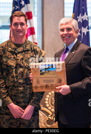 Robert A. Sherman, (destra), U.S. Un ambasciatore per il Portogallo, riceve una placca da U.S. Marines Corps Il Mag. Scott Murphy (sinistra), assistente operations officer, dedicate Air-Ground Marino compito risposta Force-Crisis- Africa, presso gli alberghi degli Stati Uniti Ambasciata, Lisbona, Portogallo, il 10 febbraio, 2016. SPMAGTF-CR-AF conduce una scalata ambasciata esercizio di rinforzo all ambasciata americana a Lisbona in coordinamento con la sicurezza regionale e Ufficio nazione ospitante le forze di sicurezza al fine di potenziare la missione essenziale compito proficiency e costruire relazioni. (U.S. Marine Corps foto di Sgt. Kassie L. McDole/rilasciato) Foto Stock