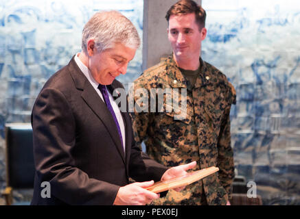 Robert A. Sherman, (sinistra), U.S. Un ambasciatore per il Portogallo, riceve una placca da U.S. Marines Corps Il Mag. Scott Murphy (a destra) assistant operations officer, dedicate Air-Ground Marino compito risposta Force-Crisis- Africa, presso gli alberghi degli Stati Uniti Ambasciata, Lisbona, Portogallo, il 10 febbraio, 2016. SPMAGTF-CR-AF conduce una scalata ambasciata esercizio di rinforzo all ambasciata americana a Lisbona in coordinamento con la sicurezza regionale e Ufficio nazione ospitante le forze di sicurezza al fine di potenziare la missione essenziale compito proficiency e costruire relazioni. (U.S. Marine Corps foto di Sgt. Kassie L. McDole/rilasciato) Foto Stock