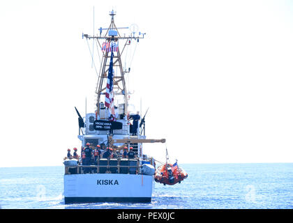 USCGC Kiska (WPB 1336) recupera la loro piccola barca mentre off Maui nelle isole Hawaii Humpback Whale National Marine Sanctuary, 11 febbraio, 2016 durante il funzionamento Kohola custode. Coast Guard i membri dalla stazione di Maui e il Kiska e ufficiali dalla Hawaii Dipartimento della Terra e delle risorse naturali condotta sicurezza e conformità fermi su ricreative e commerciali delle navi al fine di informare il pubblico in merito ai requisiti per evitare di venire troppo vicino alle balene o ostacolare le balene percorso". (U.S. Coast Guard foto di Chief Petty Officer Sara Mooers/rilasciato) Foto Stock