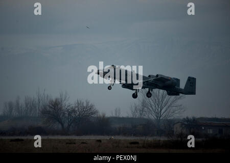 Un 74Expeditionary Fighter Squadron A-10C Thunderbolt II aeromobili prende il largo nel corso di un esercizio a Plovdiv, Bulgaria, il 10 febbraio, 2016. Il velivolo dispiegato per la Bulgaria a sostegno del funzionamento Atlantic risolvere per rafforzare il potere dell'aria capacità mentre assicurando l'impegno degli Stati Uniti per la sicurezza e la stabilità europea. (U.S. Air Force foto di Airman 1. Classe Luca Kitterman/rilasciato) Foto Stock