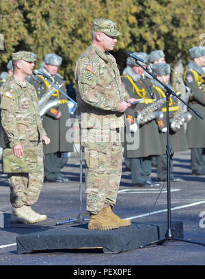 Lt. Col. Nick Ducich, multinazionale comune gruppo Formazione Ucraina commander, parla ai soldati del 12 febbraio 2016, durante la cerimonia di laurea della prima rotazione di intrepidi Guardian II a internazionale per il mantenimento della pace e della sicurezza Centro vicino Yavoriv, Ucraina. La seconda fase di intrepida custode consisterà di formazione di cinque battaglioni di esercito ucraino soldati e un battaglione di forze per le operazioni speciali come parte della multinazionale comune gruppo Formazione in Ucraina. (U.S. Foto dell'esercito da Staff Sgt. Adriana M. Diaz-Brown, decimo premere il quartier generale di Camp. Foto Stock