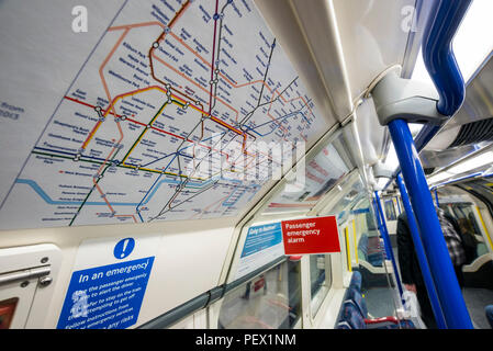 La metropolitana di Londra mappa visualizzata all'interno del treno, Londra Foto Stock