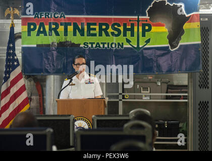 160216-N-QF SEKONDI605-036, Ghana (feb. 16, 2016) Capt. Heidi Agle, commodore, militare Sealift Command l Europa e l Africa, parla durante la cerimonia di chiusura del Ghana porzione di African Maritime Legge esercizio di partenariato a bordo USNS Spearhead (T-EPF 1) Febbraio 16, 2016. I militari di comando Sealift expeditionary trasporto veloce nave USNS Spearhead è su una distribuzione programmata per gli Stati Uniti Sesta flotta area di operazioni a sostegno della collaborazione internazionali di creazione di capacità del programma di Partenariato Africa stazione. (U.S. Foto di Marina di Massa lo specialista di comunicazione 1a classe Amanda Du Foto Stock