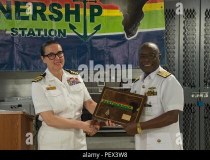 160216-N-QF SEKONDI605-064, Ghana (feb. 16, 2016) - Capt. Heidi Agle, commodore, militare Sealift Command l Europa e l Africa, presenta una placca a marchio Commodore Ransford Nanabayin Yawson, bandiera comandante, Orientale comando navale, durante la cerimonia di chiusura del Ghana porzione di African Maritime Legge esercizio di partenariato a bordo USNS Spearhead (T-EPF 1) Febbraio 16, 2016. I militari di comando Sealift expeditionary trasporto veloce nave USNS Spearhead è su una distribuzione programmata per gli Stati Uniti 160216-N-QF SEKONDI605-064, Ghana (feb. 16, 2016) Capt. Heidi Agle, commodore, militare S Foto Stock