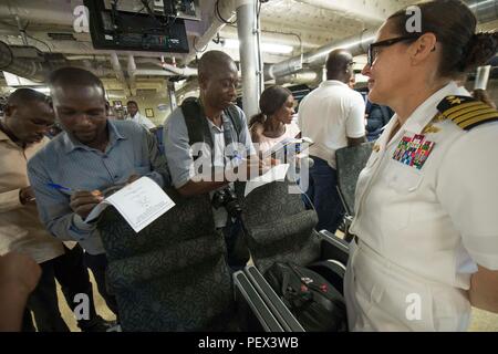 160216-N-QF SEKONDI605-080, Ghana (feb. 16, 2016) Capt. Heidi Agle, commodore, militare Sealift Command l Europa e l Africa, destra, le risposte alle domande poste da premere durante la cerimonia di chiusura del Ghana porzione di African Maritime Legge esercizio di partenariato a bordo USNS Spearhead (T-EPF 1) Febbraio 16, 2016. I militari di comando Sealift expeditionary trasporto veloce nave USNS Spearhead è su una distribuzione programmata per gli Stati Uniti Sesta flotta area di operazioni a sostegno della collaborazione internazionali di costruzione di capacità del programma di Partenariato Africa stazione. (U.S. Navy foto di comunicazione di massa Sp Foto Stock