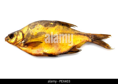Salate e secche caspian roach utilizzato come una birra snack in Russia su sfondo bianco Foto Stock