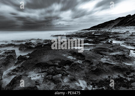 Una lunga esposizione di un giorno di tempesta in Perth Western Australia, foto in bianco e nero Foto Stock