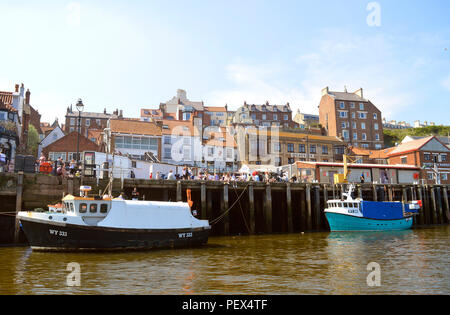 Le navi ormeggiate nel porto di Whitby Foto Stock