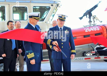 Il cap. Jeff Randall, area atlantica capo delle forze operative e il tenente La Cmdr. Steve Morris, comandante della sicurezza marittima e il Team di Sicurezza di Houston, tagliare il nastro cerimoniale di officiare l apertura ufficiale della nuova MSST Houston facility Feb.17, 2016. (U.S. Coast Guard foto di Sottufficiali di terza classe Elizabeth Abbott) Foto Stock