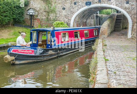 Narrowboat che viene sotto il ponte sullo Staffordshire e sul canale Worcerstershire vicino Penkridge Foto Stock