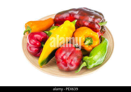 Colorati peperoni bulgara di diverse varietà sul piatto di legno. Foto Studio Foto Stock