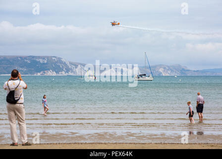 L'uomo prendendo foto del display wingwalkers, durante il carnevale di Weymouth air show a Weymouth beach, Weymouth, Dorset Regno Unito su una calda giornata di sole nel mese di agosto Foto Stock