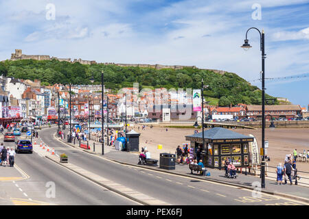 I turisti sulla Foreshore rd a Scarborough Beach South Bay beach Scarborough Regno Unito yorkshire North Yorkshire Inghilterra Scarborough Regno unito Gb europa Foto Stock