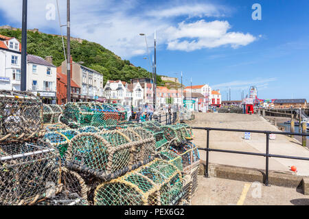 Scarborough Harbour di attrezzature da pesca lobster pot e cesti di pesca sulla banchina a Scarborough Regno Unito Inghilterra yorkshire Yorkshire del nord europa gb Foto Stock