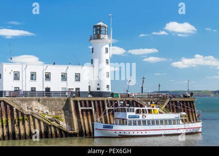 Faro di Scarborough e regal lady vaporizzatore per escursioni da Vincent pier Scarborough Regno Unito yorkshire North Yorkshire Inghilterra Scarborough Regno unito Gb Foto Stock