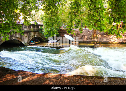 Monaco di Baviera, Germania - 24 luglio 2018 - Monaco di Baviera, surfisti pronti per cavalcare le onde artificiali sul Eisbach, piccolo fiume attraverso l'Englischer Garten, in s Foto Stock