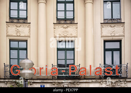 Monaco di Baviera, Germania - 30 Giugno 2018: il logo del film Gloria Palace sulla facciata di un edificio storico nel centro della città e dal centro storico di Monaco su J Foto Stock