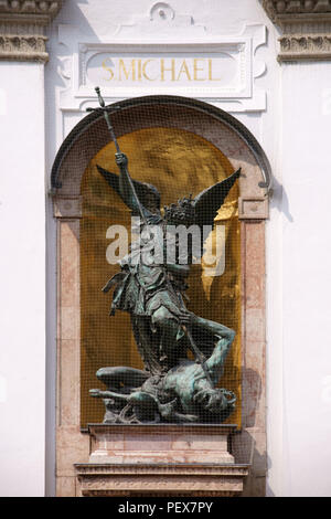 Monaco di Baviera, Germania - 30 Giugno 2018: la scultura di San Michele Arcangelo di uccidere il male della Chiesa di St. Michael il 30 giugno 2018 a Monaco di Baviera. Foto Stock