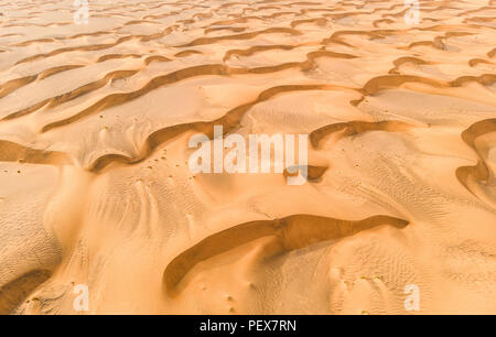 Vista aerea di dune di sabbia in un deserto vicino a Dubai Foto Stock