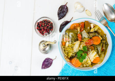 Stufati di verdure di stagione nel recipiente. Foto Studio Foto Stock