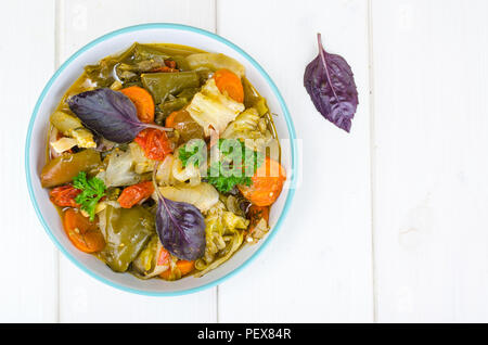 Stufati di verdure di stagione nel recipiente. Foto Studio Foto Stock