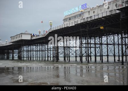 La mattina presto la bassa marea sul lungomare di Brighton Foto Stock