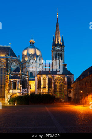 Versione verticale della cattedrale di Aachen, Germania con night blue sky. Foto Stock