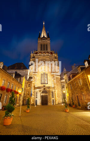 Versione verticale del lato posteriore della cattedrale di Aachen, Germania con night blue sky. Foto Stock