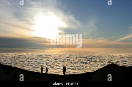 I turisti al di sopra delle nuvole in serata a 2600m sul Pico Viejo in Tenerife, Spagna. Foto Stock